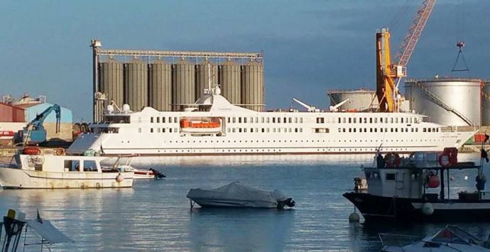 Il porto di Vibo Marina cambia aspetto, via i vecchi silos in disuso