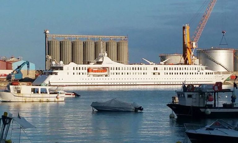Il porto di Vibo Marina cambia aspetto, via i vecchi silos in disuso