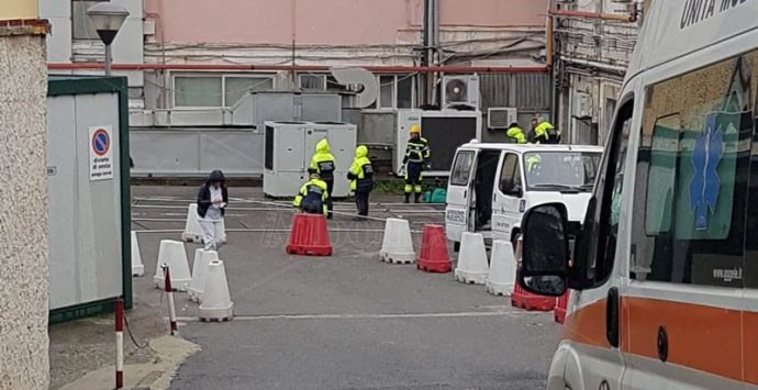 Coronavirus, tenda per il triage all’ospedale “Jazzolino” di Vibo