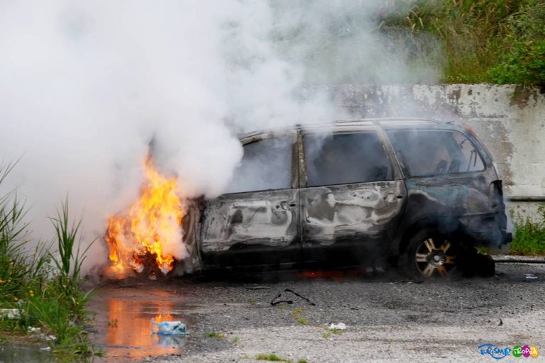 Auto in fiamme a Tropea, indagano i carabinieri – Foto