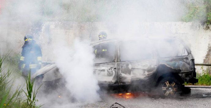 Auto in fiamme a Tropea, indagano i carabinieri – Foto