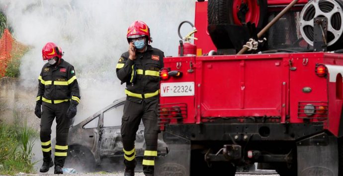 Auto in fiamme a Tropea, indagano i carabinieri – Foto