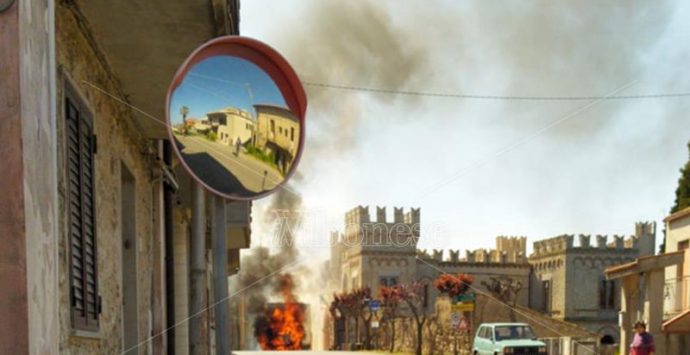 Caria, camion in fiamme nei pressi del castello – Foto