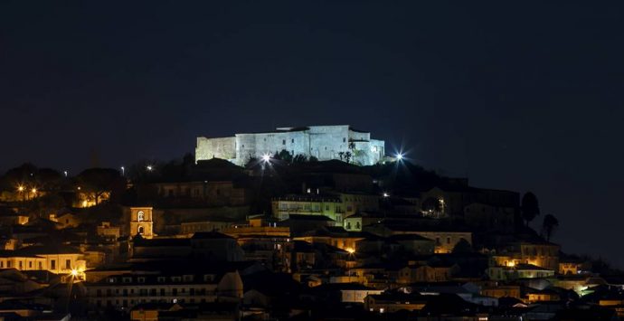 M’illumino di meno, anche Vibo aderisce: Comune e negozi spengono le luci, verranno piantati nuovi alberi