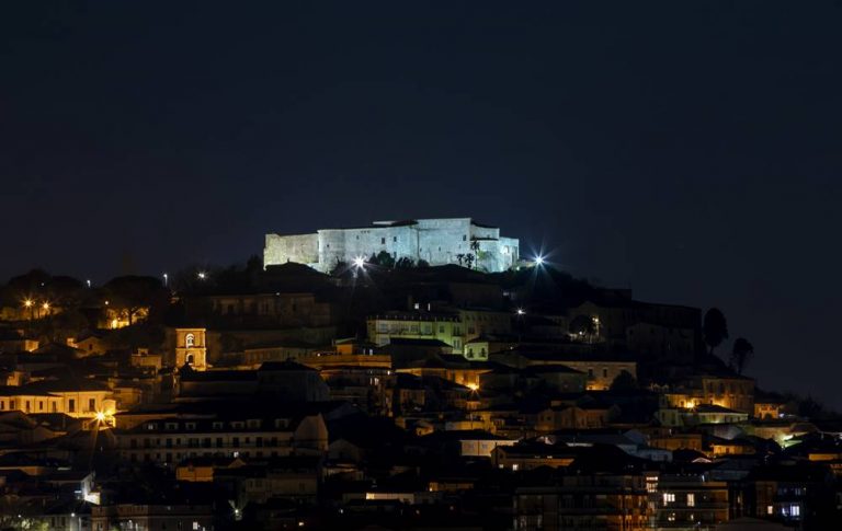 Nuova illuminazione per il castello di Vibo, un gioiello che ora brilla sulla città