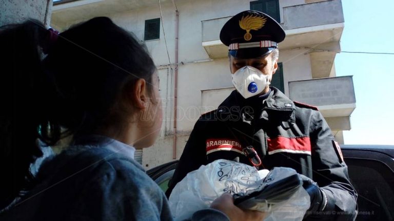 Vibo, i carabinieri consegnano i tablet per la didattica a distanza – Foto/Video