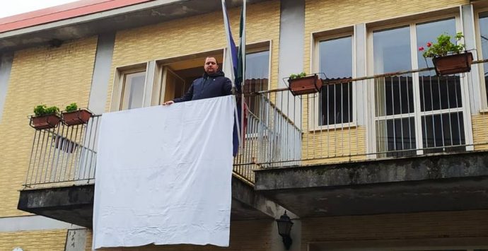 Un lenzuolo bianco per Lorena, Dasà omaggia la giovane uccisa nel Messinese