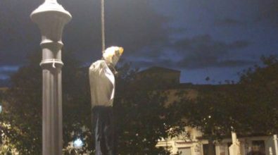 Fantoccio impiccato in piazza a Pizzo, protesta anonima contro la “dittatura sanitaria”