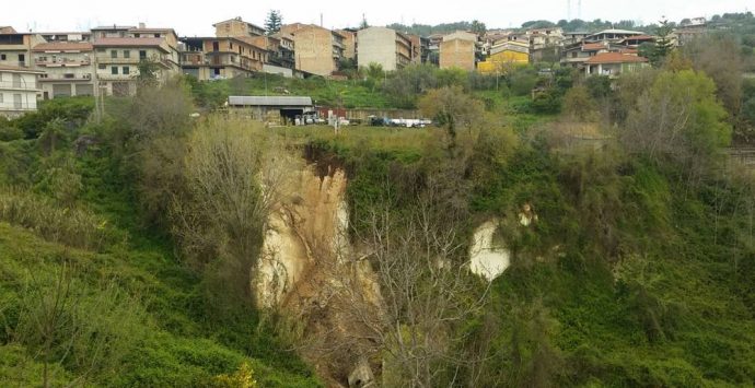 San Calogero, vasta frana minaccia l’abitato: chiusa la Sp 33