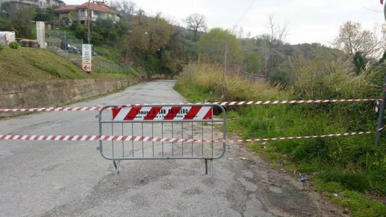 Strade da e per San Calogero, tra frane e pericoli continui