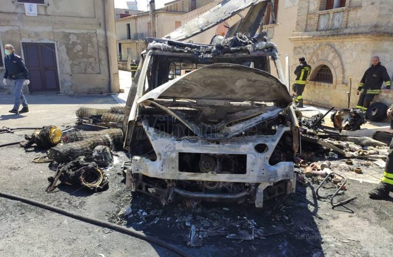 Caria, camion in fiamme nei pressi del castello – Foto