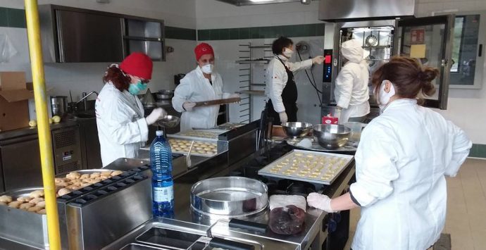 Solidarietà alimentare, anche l’Alberghiero di Vibo in campo per i bisognosi – Video