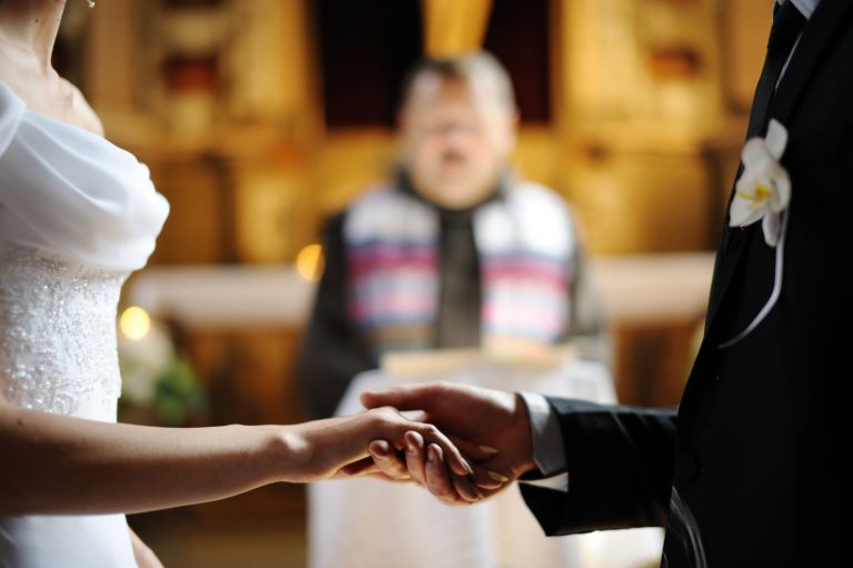 Matrimoni con i soli testimoni e sacramenti rinviati: ecco le disposizioni del vescovo Renzo