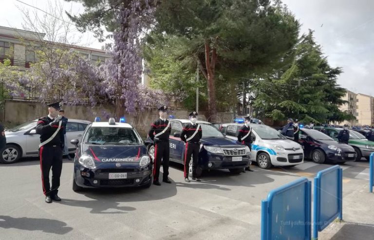 Saluto militare e sirene spiegate, l’omaggio di Vibo al poliziotto morto a Napoli – Video