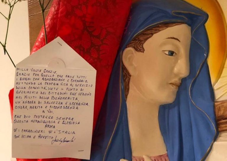 Una rosa rossa e una lettera ai carabinieri di Vibo: «Mille volte grazie»