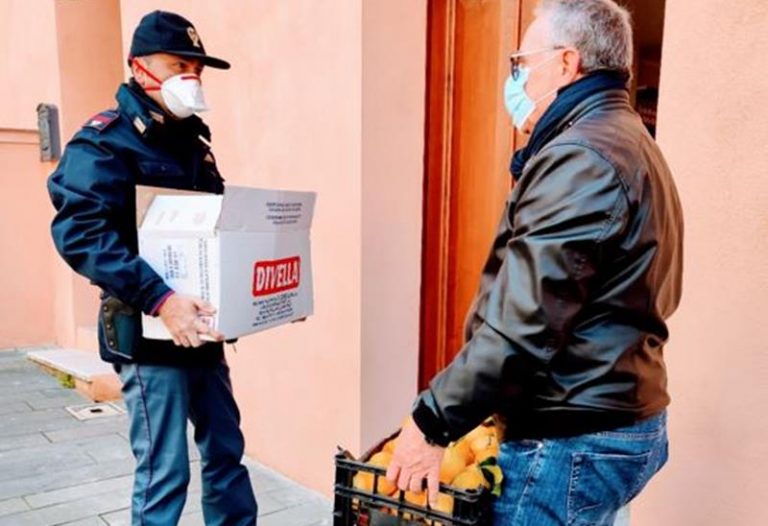 Polizia e Caritas aiutano a Vibo fratelli bisognosi che ricambiano donando arance