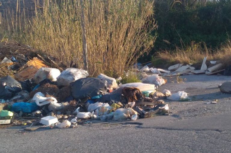 Rifiuti in strada a Vibo Marina, rischio incidenti nella zona del cementificio