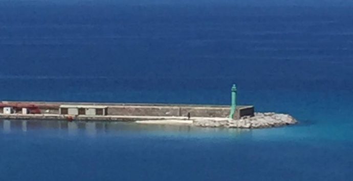 Mancato dragaggio dei fondali, nel porto spunta una spiaggetta