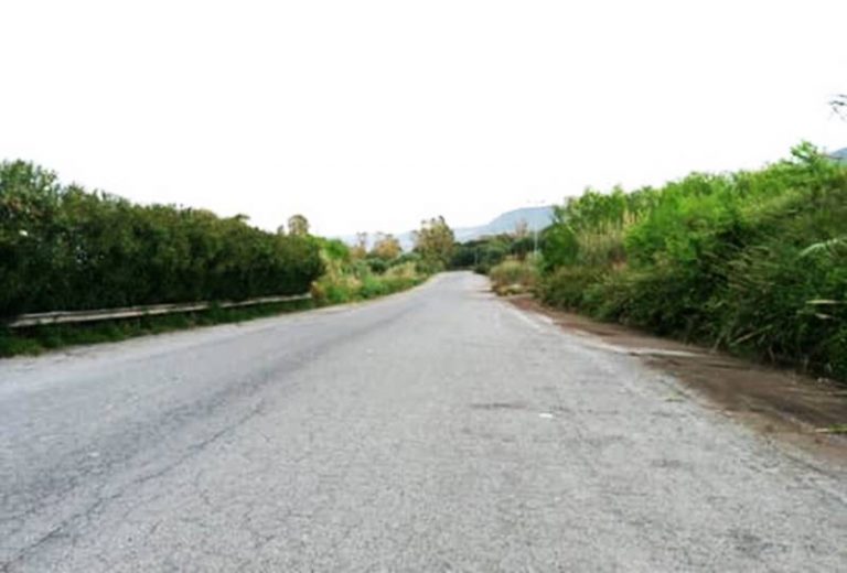 Il Comune ripulisce la strada del cementificio… ma la “polvere” resta sotto il tappeto