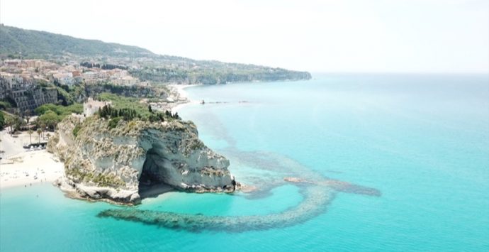 Tropea, un messaggio di speranza in vista della ripartenza – Video