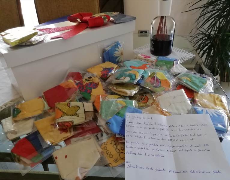 Il bel gesto di un artigiano che dona le mascherine ai bimbi di Pediatria