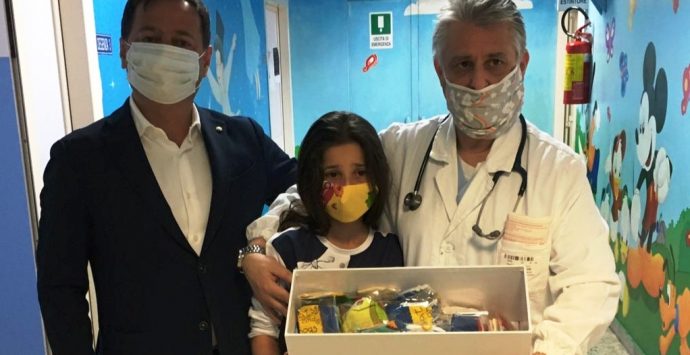 Il bel gesto di un artigiano che dona le mascherine ai bimbi di Pediatria