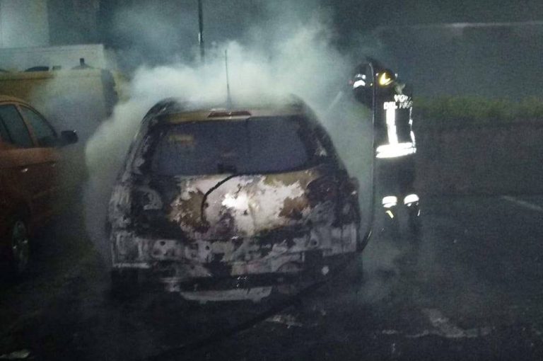 In fiamme l’automobile di un parroco a Vibo