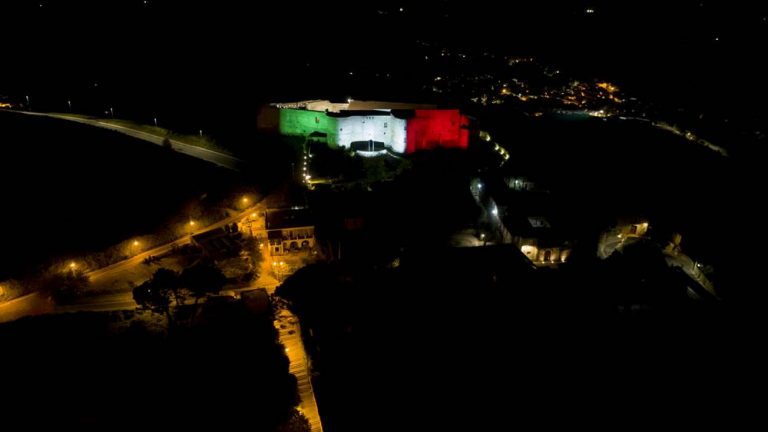 Su Vibo splende l’orgoglio nazionale, il Castello si veste con il tricolore – Foto/Video