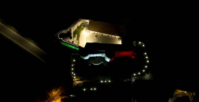 Su Vibo splende l’orgoglio nazionale, il Castello si veste con il tricolore – Foto/Video