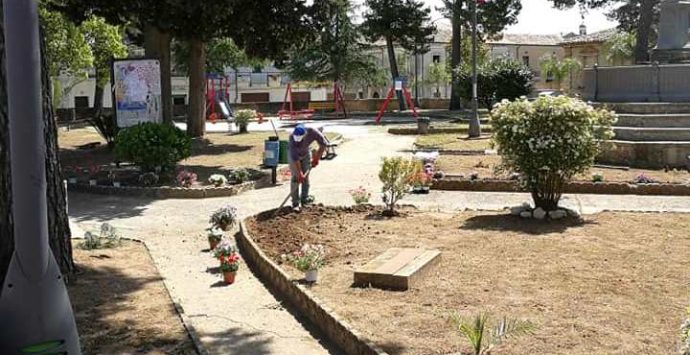 Fiori per la villa comunale, il bel gesto delle maestre di Mileto