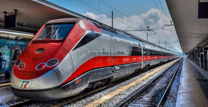 Linea sospesa a Battipaglia, niente treni da e per la Calabria: turisti e fuorisede costretti a riprogrammare il viaggio