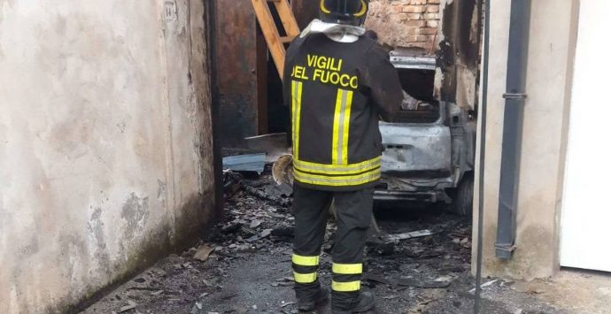 Drapia, incendio distrugge un garage e minaccia la vicina abitazione – Foto