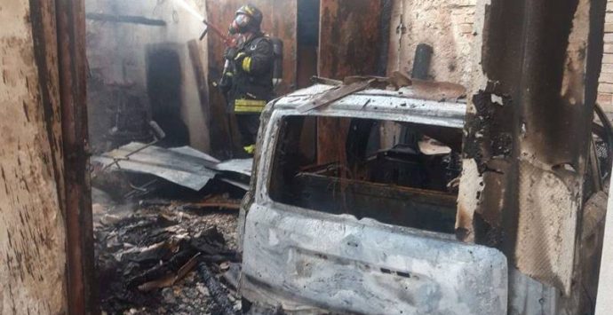 Drapia, incendio distrugge un garage e minaccia la vicina abitazione – Foto