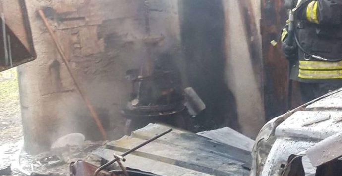 Drapia, incendio distrugge un garage e minaccia la vicina abitazione – Foto