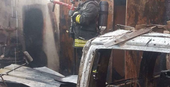 Drapia, incendio distrugge un garage e minaccia la vicina abitazione – Foto