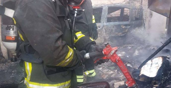 Drapia, incendio distrugge un garage e minaccia la vicina abitazione – Foto
