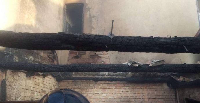 Drapia, incendio distrugge un garage e minaccia la vicina abitazione – Foto