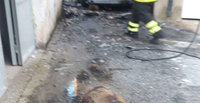 Drapia, incendio distrugge un garage e minaccia la vicina abitazione – Foto