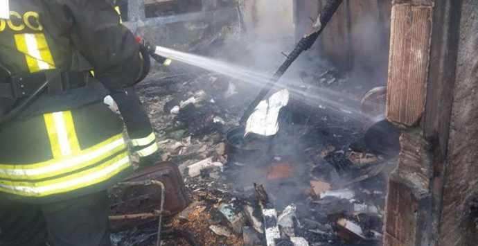 Drapia, incendio distrugge un garage e minaccia la vicina abitazione – Foto