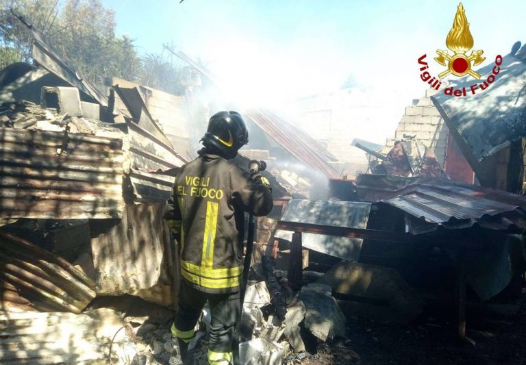 Briatico, incendio distrugge capannone agricolo in località San Giovanni – Foto