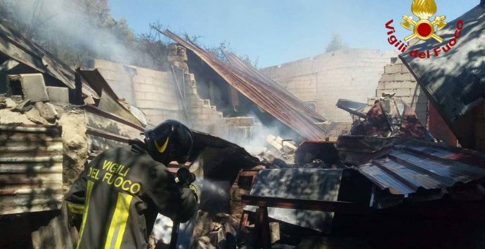 Briatico, incendio distrugge capannone agricolo in località San Giovanni – Foto