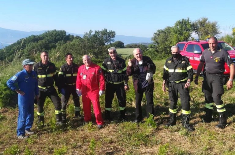 Precipita in parapendio a Pizzo, miracolosamente illeso pilota 71enne – Video