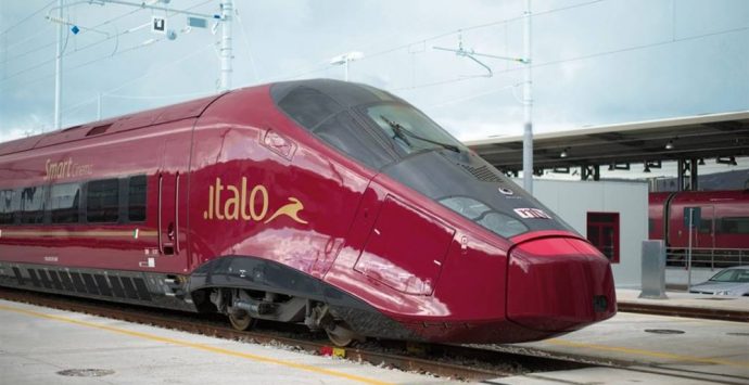 Il treno Italo investito da una frana: convoglio fermo alla stazione di Vibo-Pizzo