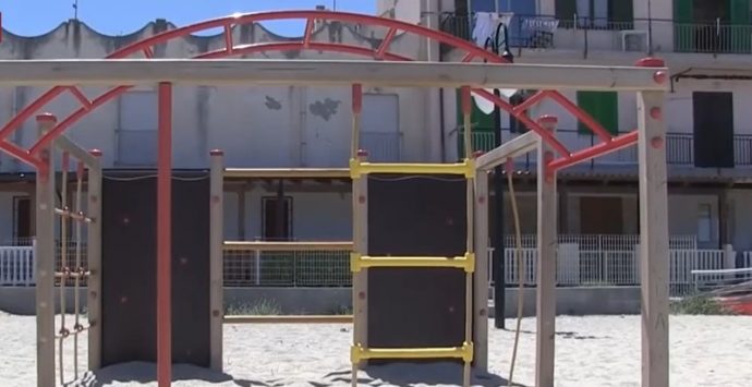 Vibo Marina, parco giochi ancora sommerso dalla sabbia dopo la mareggiata – Video