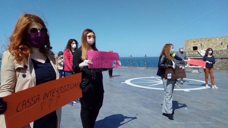 Pizzo, la protesta di parrucchieri ed estetiste: «Perché attendere giugno?» – Video