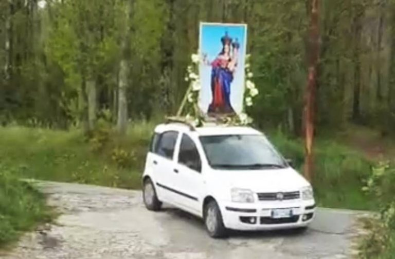 Madonna in processione sulla Panda, il parroco di Sorianello: «Chiedo scusa, ma lo rifarei»