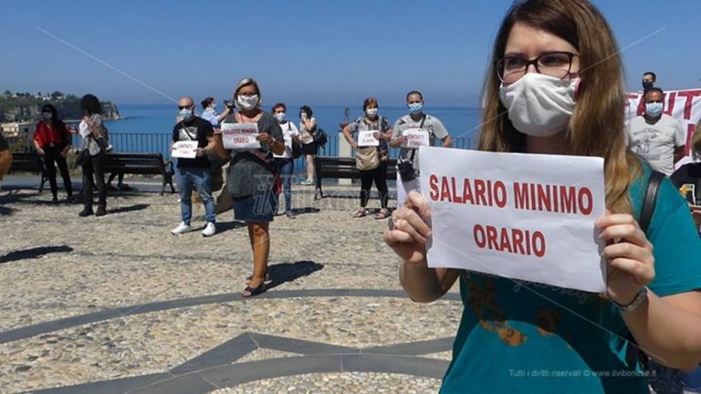 Stagionali in piazza a Tropea: «I nostri diritti non siano calpestati» – Video