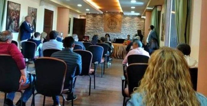 Soriano, seduta di laurea in Comune… con parenti e amici al seguito