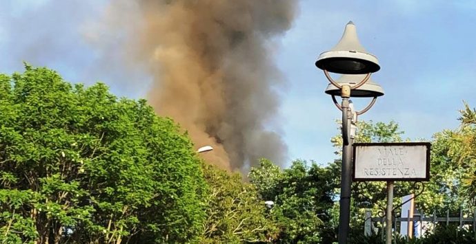 Incendio rade al suolo stabilimento dell’Artigiano della ‘nduja – Video/Foto