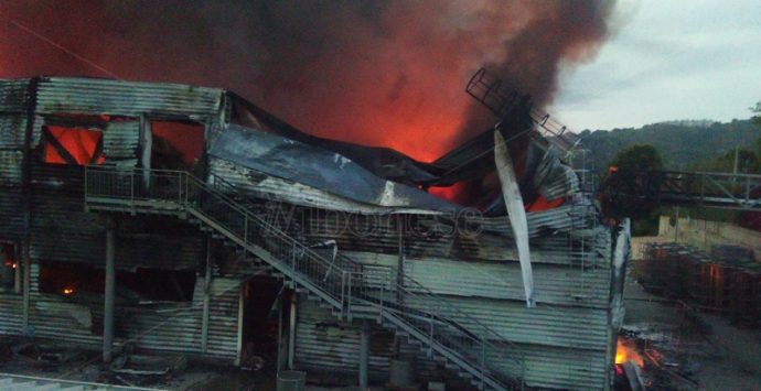 Incendio rade al suolo stabilimento dell’Artigiano della ‘nduja – Video/Foto